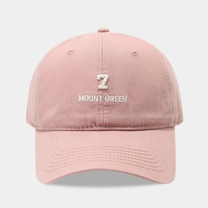 Detailopname van roze baseballcap met wit 7 MOUNT GREEN borduursel op katoenen stof