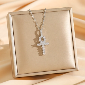 Collier croix Ankh en acier inoxydable argenté avec zircons micro-pavés sur fond de soie