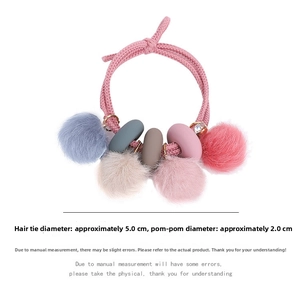 Dettaglio dell'elastico per capelli con pompon di 2cm e perline opache color morandi