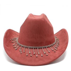 Détail d'un chapeau de cowboy en daim rouge brique avec des franges de strass argentés