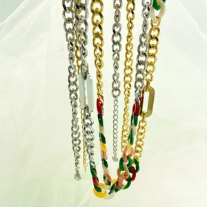 Grosse catene in metallo oro e argento abbinate a collane con maglie in acrilico colorato