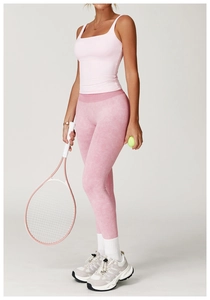 Detail der hoch taillierten Batik-Yogahose mit pinkfarbenem Sport-Top für Damen