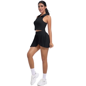Vue latérale de l'ensemble haut polo sans manches et jupe plissée noire pour femme