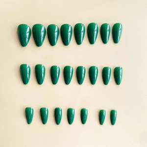 24er Set glänzende dunkelgrüne Kunstnägel in Mandelform, mittellang für die Maniküre