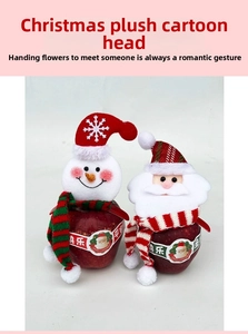 Dettaglio di pupazzo di neve e Babbo Natale in peluche su mele rosse decorative