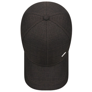 Casquette de baseball marron foncé en coton avec structure à 6 panneaux et détail chic