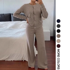 Détail d'un ensemble détente en maille beige avec cardigan boutonné et pantalon large fluide