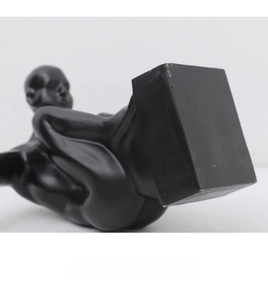 Gros plan de la base carrée stable de la sculpture nordique noire mate pour une pose fixe