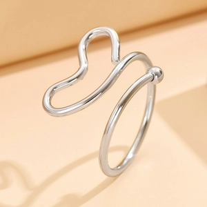 Bague ouverte coeur minimaliste en argent avec finition métallique brillante