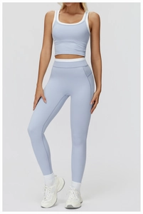 Detail der hellblauen Yoga-Leggings mit hohen Bund und kontrastierendem weißem Rand