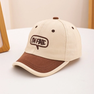 Détail de la broderie I'M FINE sur la casquette en toile beige et marron pour enfant