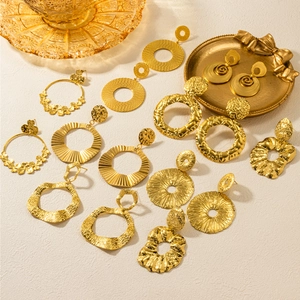 Collection de boucles d'oreilles géométriques en titane plaqué or avec fini martelé