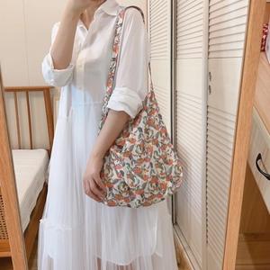 Sac fourre-tout en coton avec imprimé floral vert et rouge porté à l'épaule pour femme