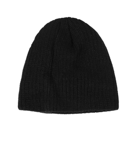 Gros plan du bonnet en maille côtelée noire montrant la texture épaisse et chaude