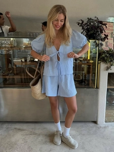 Détail d'un ensemble deux pièces vichy bleu avec manches bouffantes et haut à nouer