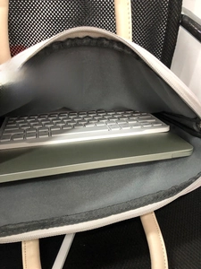 Detaillierte Ansicht der cremeweißen Laptoptasche mit grauem Fleecefutter und Hauptstaufach