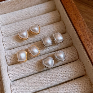 Boucles d'oreilles perles vintage de style français avec formes de cœur et carrées dorées