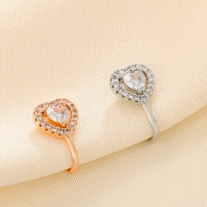 Detail of U-shaped heart nose clips with zircon inlay in rose gold and silver finish