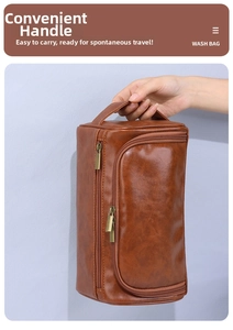 Dettaglio del beauty case in pelle PU marrone con doppie cerniere e manico superiore