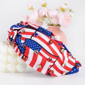 Détail du bandeau large noué avec imprimé drapeau américain et strass colorés