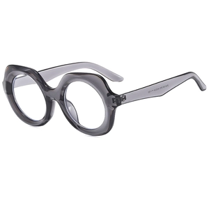 Lunettes de soleil rondes rétro oversize en gris fumé translucide avec monture épaisse