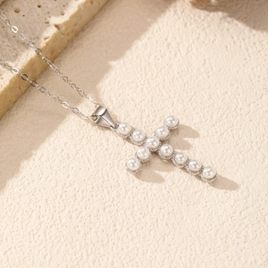 Collier élégant en argent sterling S925 avec un pendentif croix en perles délicates