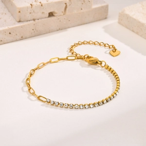 Golden stainless steel bracelet with paperclip chain, sparkling zircons and heart pendant