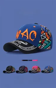 Vue détaillée des casquettes de baseball en coton avec graffiti et broderie WAO en couleurs