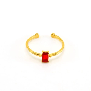 Größenverstellbarer Ring aus 18k vergoldetem Edelstahl mit rotem Zirkonia und Hammerschlag