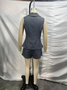 Vue arrière de l'ensemble gilet et short plissé à fines rayures gris foncé style Y2K