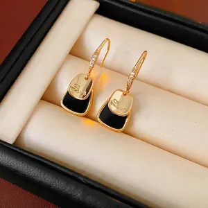 Orecchini pendenti quadrati vintage dorati con incisione Love e micro zirconi