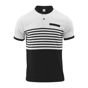 Vue détaillée du col polo rayé noir et blanc et de l'étiquette intérieure de la chemise