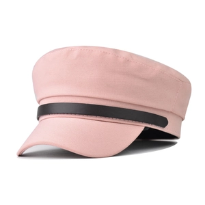 Détail de la casquette marin rose avec bord rigide et sangle en similicuir noir