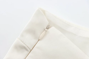 Nahaufnahme des verdeckten Reißverschlusses und der Twill-Struktur des weißen Tops