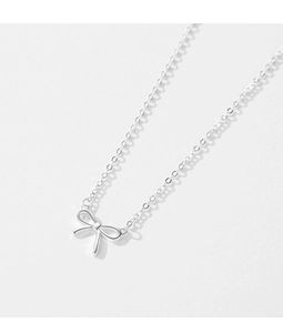 Détail de haute qualité du pendentif nœud en argent S925 et chaîne à maillons fins
