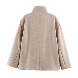 Eleganter beiger Wollmantel für Damen mit Stehkragen und lockerem Schnitt in der Rückansicht