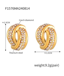 Dettaglio di orecchini a torsione in titanio placcato oro 18k con diamanti cechi brillanti