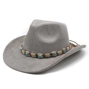 Détail du chapeau de cowboy en daim gris avec perles turquoise et ruban ethnique