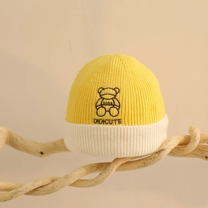 Détail de l'ours brodé et du logo DIDICUTE sur le bonnet en tricot pour bébé