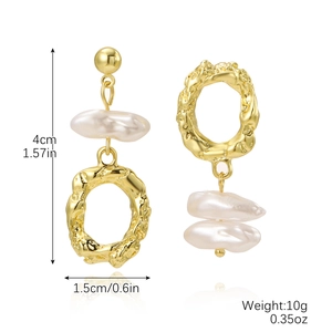 Asymmetric Baroque pearl earrings in gold finish with measurements and mirror reflection