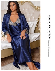 Détails de broderie en dentelle sur les poignets d'un ensemble peignoir en satin de soie