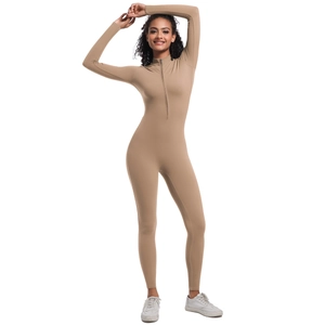 Détail d'une combinaison de yoga kaki à manches longues avec demi-fermeture éclair