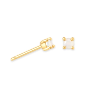 Détail de boucles d'oreilles en argent S925 avec serti quatre griffes et pierre de lune