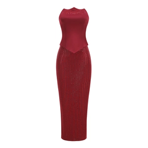 Détails de l'ensemble bustier rouge bordeaux et jupe longue ornés de strass brillants