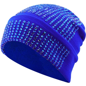 Dettaglio del berretto in maglia blu scuro con file di strass blu coordinati
