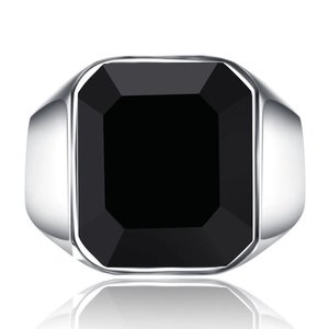 Bague pour homme en acier inoxydable avec pierre onyx noire rectangulaire sur fond blanc
