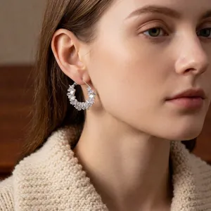 Créole argentée géométrique irrégulière avec design minimaliste en métal texturé