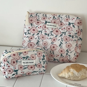 Gequilte make-up tassen set met bloemenprint in groot en klein formaat voor reis