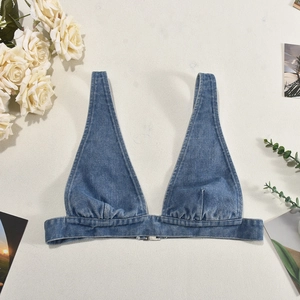 Dettaglio macro del top bikini a triangolo in denim blu scuro con cuciture rinforzate