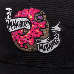Schwarze Baseballkappe mit detailreicher Stickerei aus rosa Donut und weißem Band